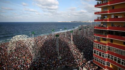 Miles de personas llenaron el malecón de La Habana para participar en la 'rave' de Major Lazer.