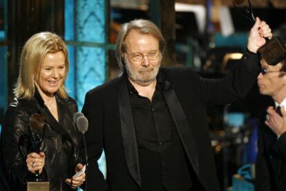 Benny Andersson y Anni-Frid Lyngstad, de ABBA, durante la ceremonia de entrada a la popular institución.