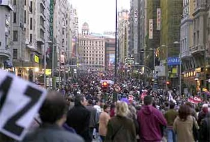 Madrid se ha desbordado para decir 'no' a la guerra. Cientos de miles de personas han abarrotado las calles que van desde el intercambiador de Moncloa hasta la Puerta del Sol, aunque en un principio la manifestación concluía en la Plaza de España.