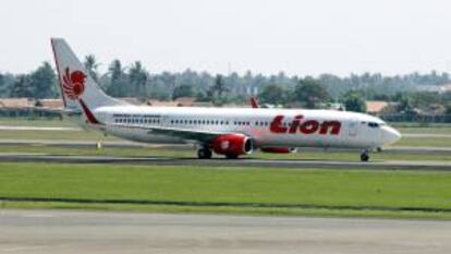 Un avión de la compañía aérea Lion Air en el aeropuerto internacional de Yakarta (Indonesia). EFE/Archivo