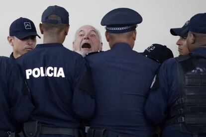 El expresidente de Panamá, Ricardo Martinelli, vocifera cuando es escoltado por agentes de policía a su salida de la sala de audiencias en la capital panameña. "No hay justicia en Panamá", gritó el exgobernante de 66 años cuando era conducido fuera de la sala de audiencias en la sede de la Corte Supremo de Justicia (CSJ) tras la citación de un juez de garantías por una causa de supuestas escuchas ilegales durante su mandato (2009-2014) y por la que puede enfrentarse a 21 años de cárcel.