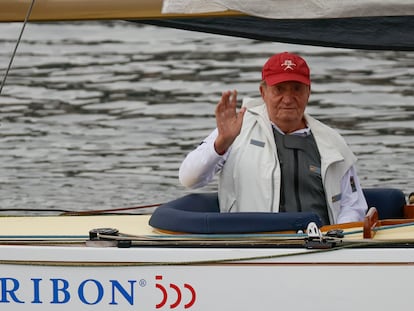 Juan Carlos I, este sábado a bordo del 'Bribón', en el Real Club Náutico de Sanxenxo.