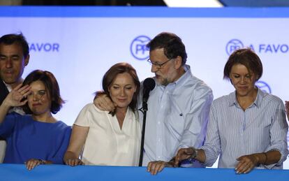 Rajoy con su mujer, Elvira Fernández, y sus más próximos la noche electoral.