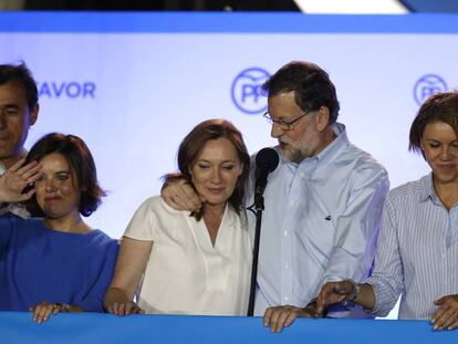 Rajoy con su mujer, Elvira Fern&aacute;ndez, y sus m&aacute;s pr&oacute;ximos la noche electoral.