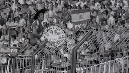 Manolo 'el del Bombo' arenga a la tribuna sentado sobre la valla del estadio Santiago Bernabéu. La España de Santillana, Camacho y Arconada sucumbía 1-2 ante la Alemania de Rummenigge y Stielike. La derrota eliminaba a la anfitriona en su primer encuentro de la segunda fase del Mundial 1982.