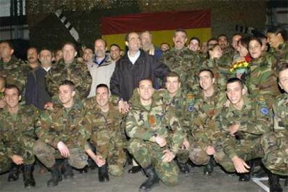 José Bono (centro) posa junto a una representación del contingente militar desplegado en Mostar.