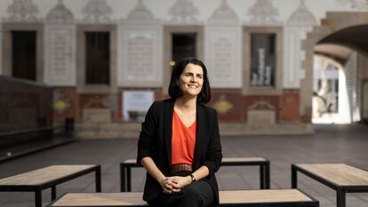 La directora del CCCB Judit Carreras en el patio del centro.