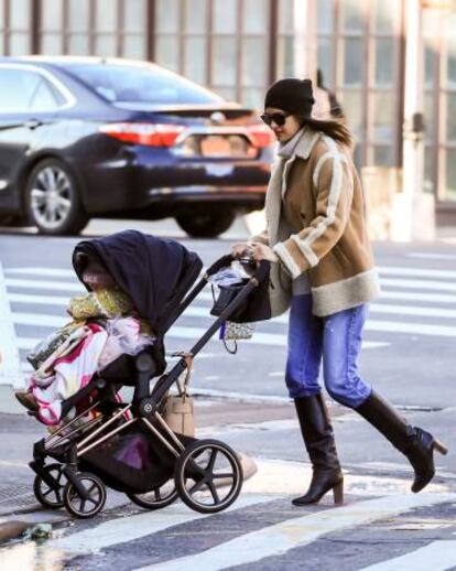 Irina Shayk con su hija Lea, en Nueva York, el pasado día 17.