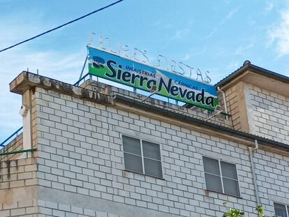 Cartel de Industrias Cárnicas Sierra Nevada en Cájar (Granada), este martes.