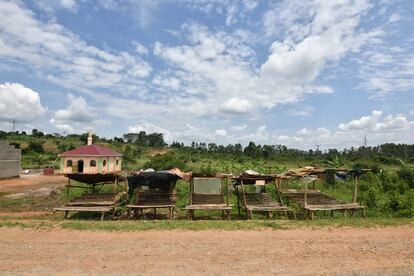Mercado vacío en la carretera a Mbarara. Un reciente estudio publicado por Cambridge University Press afirma que, de aquí a la década de 2030, la productividad de Uganda podría descender un 20% si no se hace nada para combatir el cambio climático.