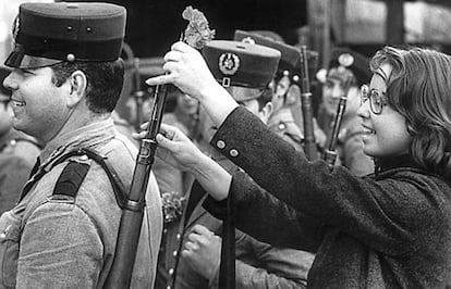 Um simples gesto, o de oferecer uma flor, batizou o levante militar que pôs fim ao regime ditatorial de Portugal em 1974.  Na manhã de 25 de abril, Caeiro, funcionária de um café, chegou ao trabalho sem saber do levante da noite anterior. Quando chegou, seu chefe mandou os trabalhadores de volta para casa e pediu que levassem os cravos que estavam no estacionamento. Ela foi ver o que estava acontecendo na praça do Rossio, onde um militar lhe pediu um cigarro, e como não tinha, lhe ofereceu um cravo, que colocou em um dos fuzis. A partir daí colocou todas as suas flores nos fuzis e as floristas da cidade continuaram com seu trabalho.
