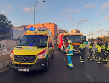 Trabajadores de emergencias en el punto de las obras de la A-5 en Madrid donde un conductor atropelló mortalmente este sábado por la mañana a un motorista.