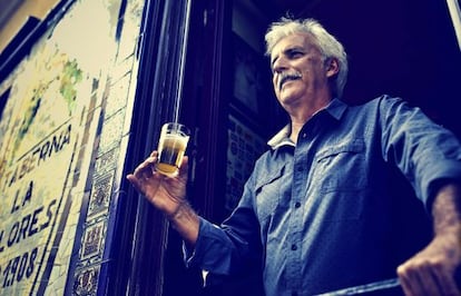 Kiko Veneno, tomando una cerveza en la taberna La Dolores.