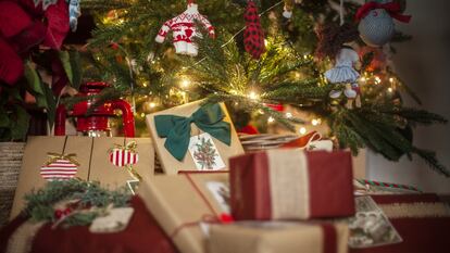 Una estampa que se repetirá en muchos hogares la noche de Reyes Magos: los regalos colocados bajo el árbol de Navidad. GETTY IMAGES.