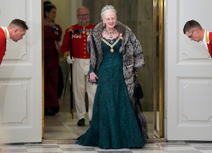La reina de Dinamarca, Margarita II, a su llegada a su llegada a la cena de gala ofrecida en el Palacio de Christiansborg, en Copenhague.  