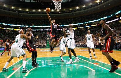 Ray Allen de los Miami Heat salta a canasta.