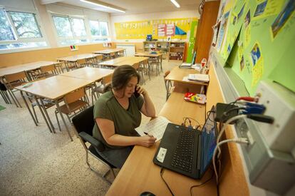 Eva Hernández, tutora de la escuela Mestre Morera, llama a las familias de sus alumnos para organizar tutorías.