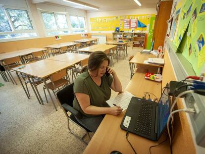 Eva Hernández, tutora de la escuela Mestre Morera, llama a las familias de sus alumnos para organizar tutorías.