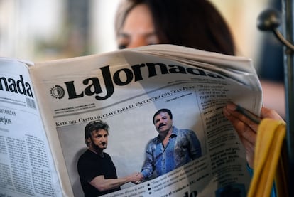 Una mujer lee el periódico mexicano La Jornada en cuya portada aparecen Joaquin Guzman, alias 'El Chapo', con el actor Sean Penn.
