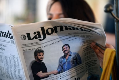 Una mujer lee el periódico mexicano La Jornada en cuya portada aparecen Joaquin Guzman, alias 'El Chapo', con el actor Sean Penn.