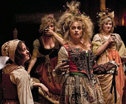 Helena Bonham Carter caracterizada como Madame Thenardier en la película 'Los miserables'.