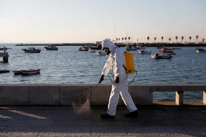 Desinfección del paseo marítimo de Cascais (Portugal).