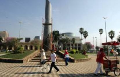 Vista de un monumento frente a la sede del Congreso Nacional en Asunción, Paraguay. EFE/Archivo