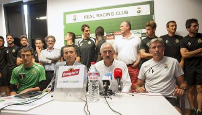 Mario Fern&aacute;ndez (capit&aacute;n), David Gonz&aacute;lez (consejero), Juan Antonio Sa&ntilde;udo (presidente) y Paco Fern&aacute;ndez (entrenador), frente a la plantilla.