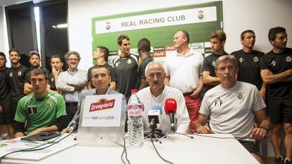 Mario Fernández (capitán), David González (consejero), Juan Antonio Sañudo (presidente) y Paco Fernández (entrenador), frente a la plantilla.