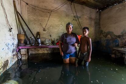 La crecida del río Caroní a su paso por la localidad de San Félix inundó decenas de casas, donde los electrodomésticos y muebles están sumergidos en el agua. Las inundaciones están dificultado la llegada de ayuda.