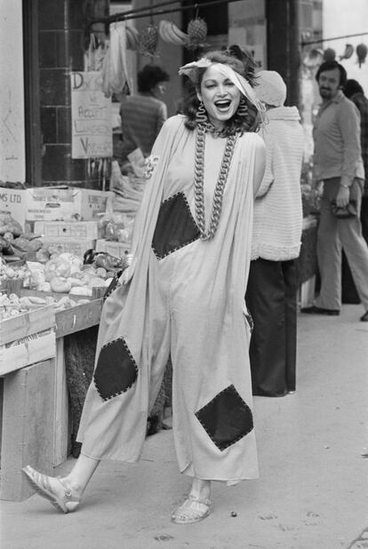 Una modelo en 1976 posando con cadenas. (Photo by Angela Deane-Drummond/Evening Standard/Hulton Archive/Getty Images)