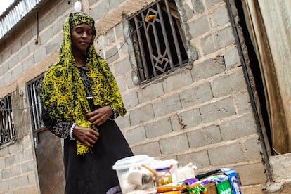 Mariama ha montado un puesto de productos básicos en el patio de su vivienda para ganar algo de dinero. La población desplazada en Maroua debe recurrir a la imaginación para subsistir.