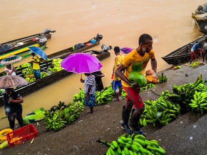 Miembros de la comunidad afro colombiana de Quibdó trabajan sobre el río Atrato en el Chocó.