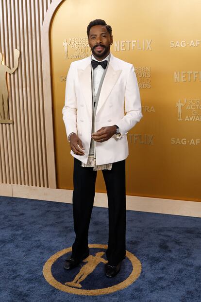 Colman Domingo, nominado por 'Sing Sing', hizo gala de su impecable estilo con un esmoquin de Valentino. Llevó bufanda, un complemento que se repitió en los estilismos de varios actores. 