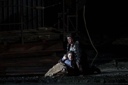 El barítono Luca Salsi y la soprano Giuliana Mazzola al final de 'Rigoletto', el pasado jueves en la Arena de Verona.