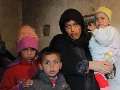 Hadriya, la viuda de Sharafbin, con sus tres hijos.