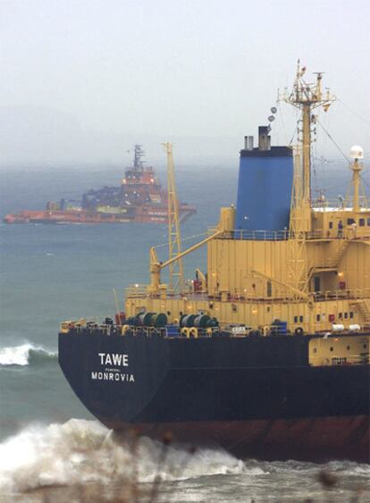 El 'Tawe', de bandera liberiana, embarrancado en Punta San García (Cádiz).