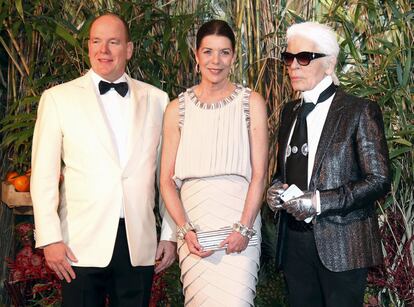 Alberto y Carolina el diseñadornKarl Lagerfeld, que todos los años ocupa un puesto principal entre los Grimaldi en el Baile de la Rosa.