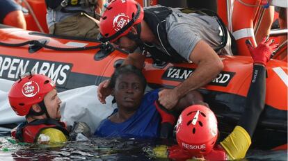 El 'Open Arms' rescata a una mujer de un naufragio a 85 millas de las costas libias.