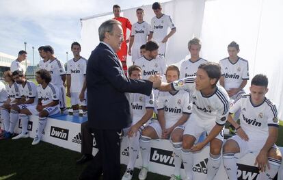 Florentino Pérez saluda a Özil poco antes de hacerse la foto oficial de la plantilla