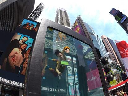 La artista Annie Saunders durante su performance 'Limpieza', durante una vista previa de la prensa, en Times Square.