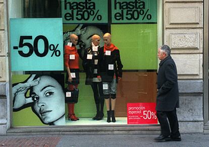 Un escaparate de la Gran Vía de Bilbao, ayer, preparado ya para el inicio de las rebajas.