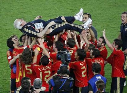 Los jugadores mantean a Luis Aragonés a la conclusión del partido.