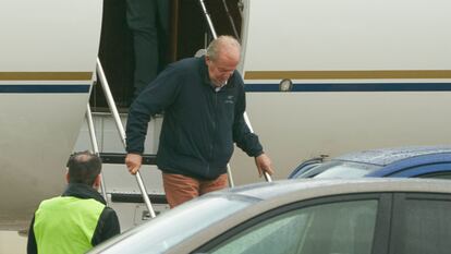 El rey emérito Juan Carlos I desciende de un avión este domingo en el aeropuerto de Vitoria. 