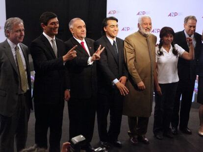 Ocho de los nueve candidatos presidenciales en Chile posan en el debate de este mi&eacute;rcoles.