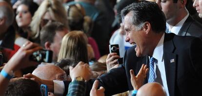 El candidato presidencial republicano Mitt Romney saluda a sus seguidores en Las Vegas (Nevada).