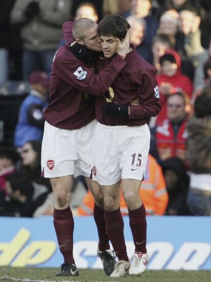 Senderos felicita a Cesc tras marcar un gol con el Arsenal en 2006.