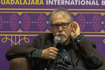 El poeta mexicano David Huerta ganador del premio FIL de Literatura, durante su ponencia.