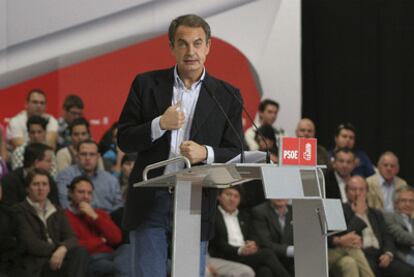 Zapatero, durante el acto celebrado este domingo en el pabellón de Deportes de Toralín, en Ponferrada (León).
