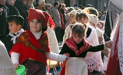 Unos ni?os, durante el tradicional desfile de <i>Les Pastoretes,</i> ayer por la ma?ana en Alcoi.